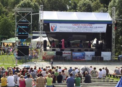 Scena przeglądu folklorystycznego "Kultura bez granic"