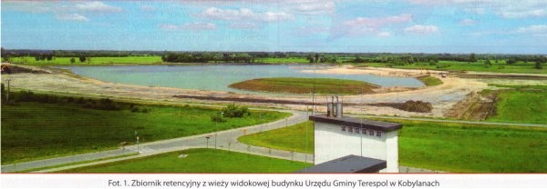 Zbiornik retencyjny z wieży widokowej budynku Urzędu Gminy Terespol w Kobylanach